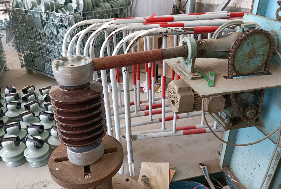 Station Porcelain Solid Core Post Insulators ANSI Brown Glaze 8.9kN สำหรับประเทศไทย