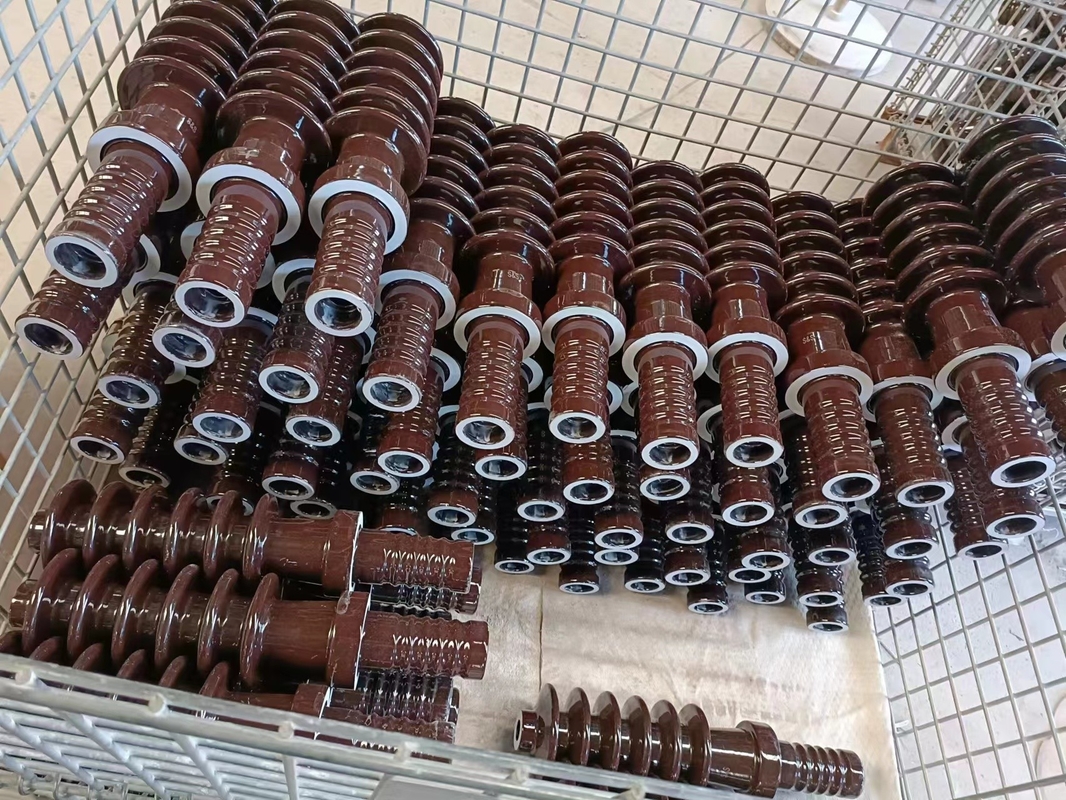 IEC Standard Transformer บูชพอร์ซเลน 150kV Impulse ทนต่อแรงดันไฟฟ้า