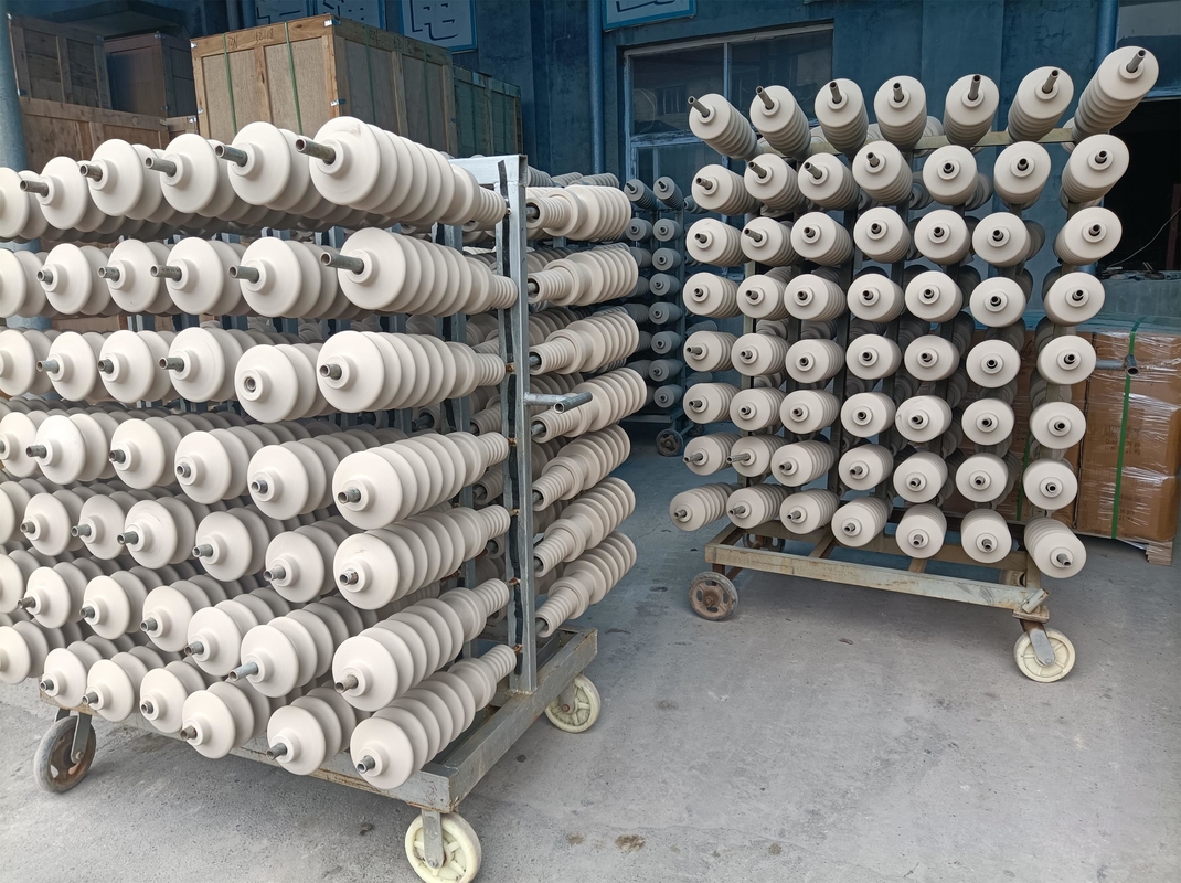 IEC Standard Transformer บูชพอร์ซเลน 150kV Impulse ทนต่อแรงดันไฟฟ้า