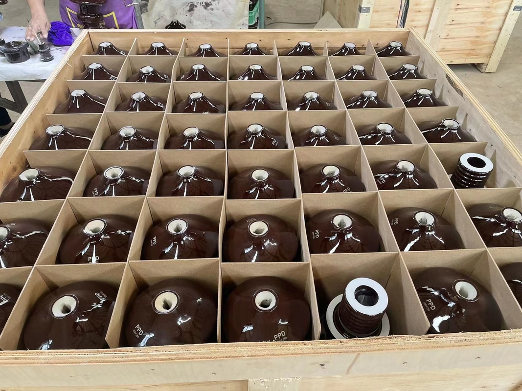 IEC Standard Transformer บูชพอร์ซเลน 150kV Impulse ทนต่อแรงดันไฟฟ้า