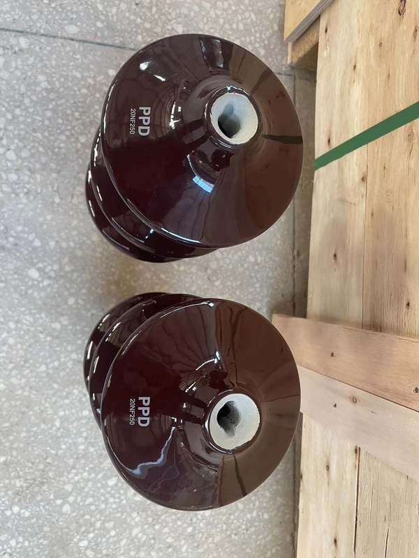 DIN42531 บูชพอร์ซเลนสีน้ำตาลในหม้อแปลง 20NF250